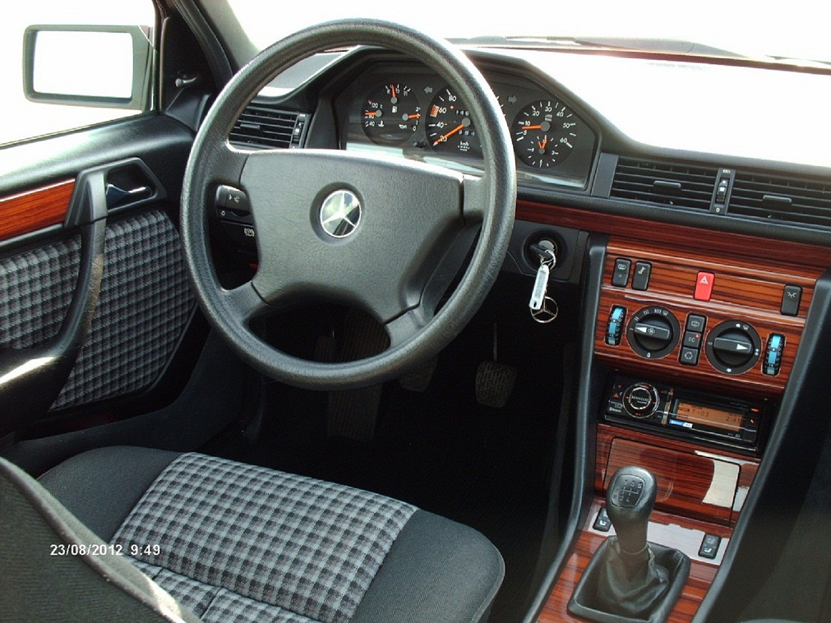 Mercedes 250d 1992 interieur.JPG