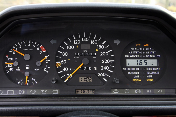 Mercedes-Benz-500-E-W124-reiserechner.jpg