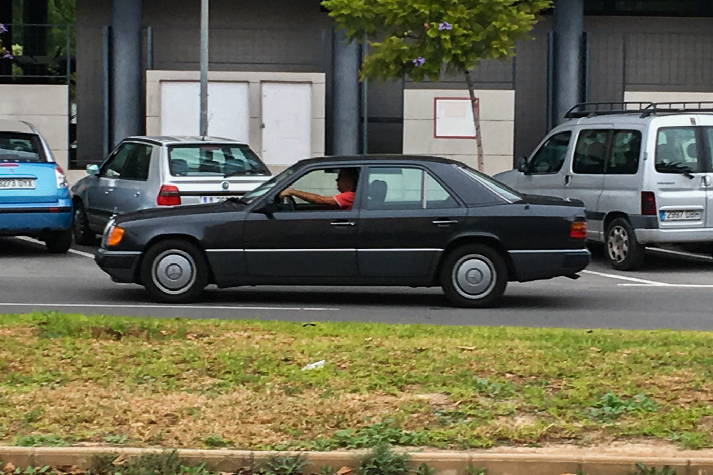 W124 Scwarz.jpg