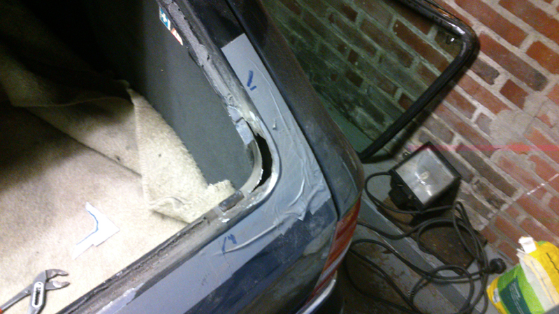 Haalde de ruit eruit voor een roestplekje onder het rubber vlak bij de ster. maar er zat nog meer... vooral in de rechter hoek. Dit was compleet rot. dus gelast door Ron