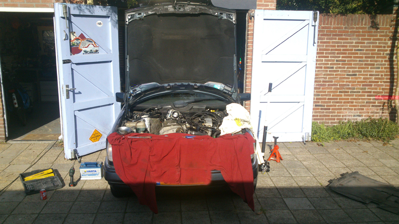 Afgelopen weekend lekker in de zon met de klep op standje 90 graden. de moterbekabeling vervangen. Even zitten vloeken op een stekkertje midden onder het inlaatspruitstuk, kon ik niet bij... maar iemand met wat dunnere armen wel.. dus gefixt en op mijn gemak alles weer gemonteerd. En natuurlijk starten! maar.... ook ik maak fouten.. 1 vacuum slangetje vergeten van de automaatbak.