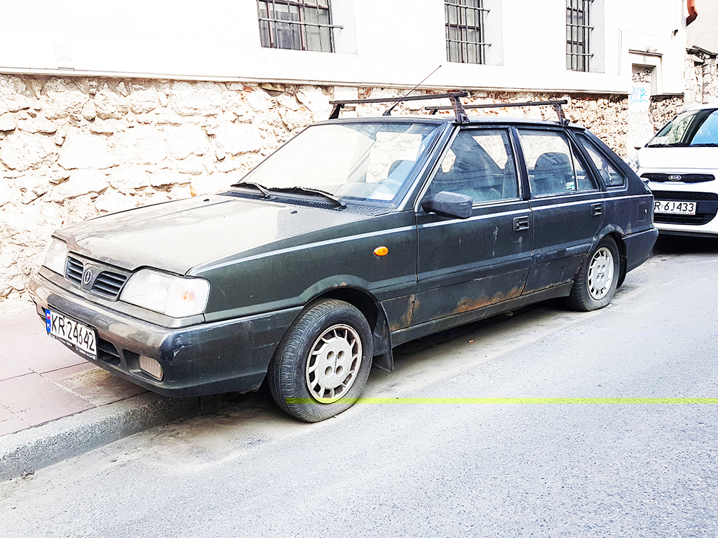 Lang geleden maakte Polen ook auto's. Een Poolse collega van mij kwam er 15 jaar geleden mee naar Nederland. Hij deed het ding snel weg en rijdt inmiddels een dikke Mercedes-Benz. Eenmaal in Polen valt mij wel op dat hij echt een dikke auto rijdt in vergelijking met alles wat er in Polen rond rijdt. Ze zijn hier echt gek van Audi.