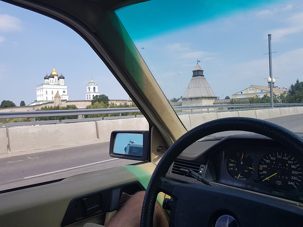 Eenmaal de grens over rijden we naar Pskov, waar ik mijn eerste foto kan maken met een Russisch-uitziende achtergrond.
