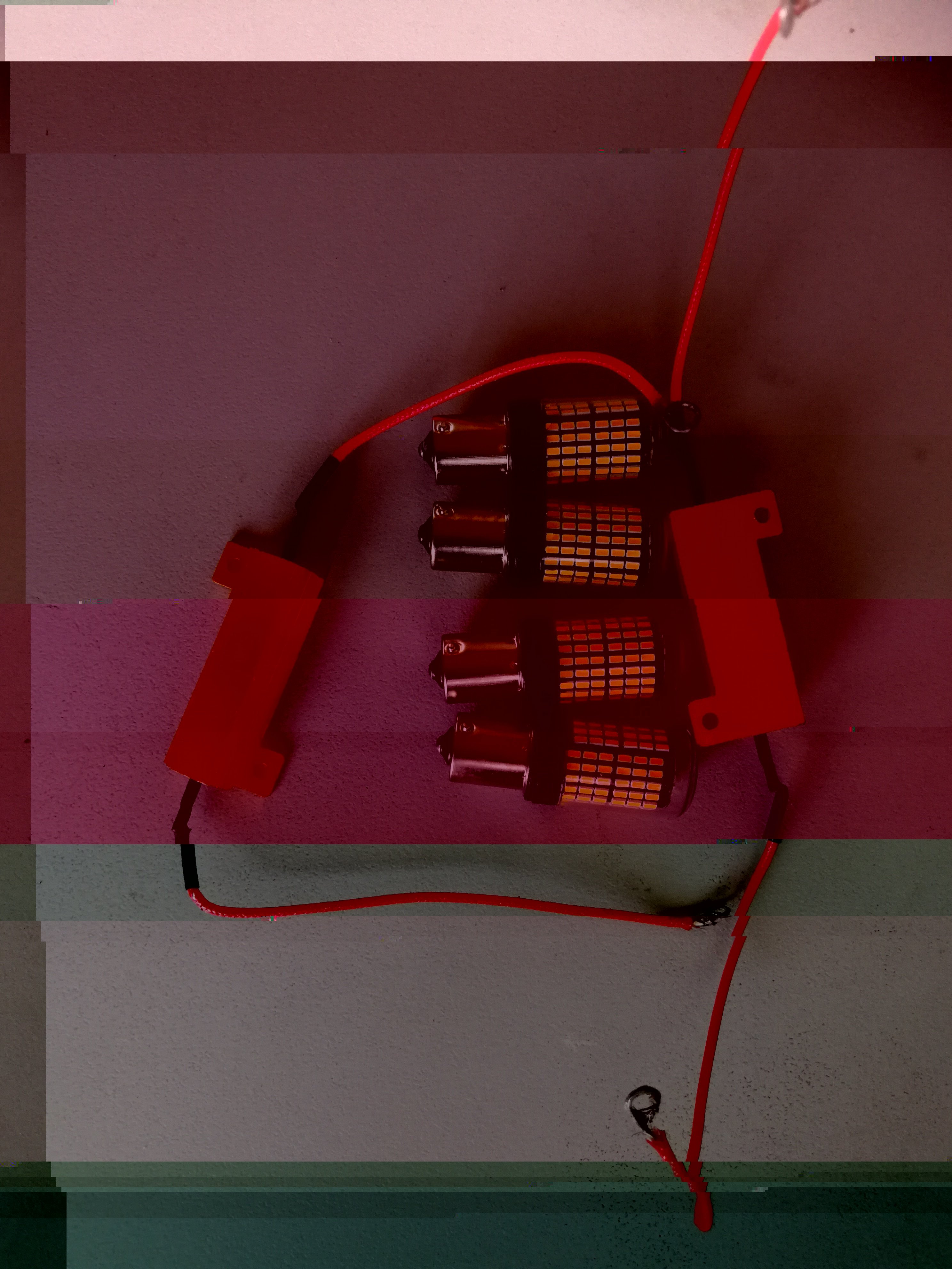 Bij AliExpress gekocht<br />4 x een oranje ledlamp voor totaal van 18.30Ôé¼ <br />2 x vermogensweerstand voor totaal van 6,63Ôé¼<br />Dit maakt dat voor 24,93Ôé¼ de nodige goederen in mijn brievenbus lagen.<br />Op het uiteinde van de weerstand draden zie je dat ik een oogje gesoldeerd heb. Omdat ik dan deze zonder propleem tussen lamp en klem kon vast monteren.