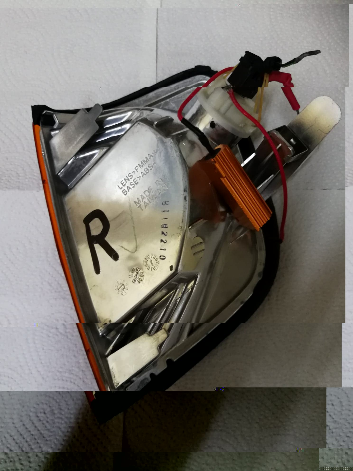 Richtingaanwijzers voor, waar bij de vermogensweerstand gewoon tussen fiche en de lamphouder is geperst. Opgepast voor de lamp polariteit! Voor aansluiting kun je de fiche maar op ├®├®n manier monteren. Bij de achterste geen propleem. Maar die vooraan blijkt dat de draden moeten omgewisseld worden. Moest je ooit terug gloeilampen willen monteren is dat geen propleem. Een gloeilamp is toch niet polariteit afhankelijk. Dus die zal terug normaal oplichten